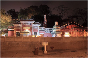 Вид на храм даосской богини А-Ма ночью 