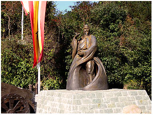 Памятник Чжан Саньфэну, установленный на горе Уданшань