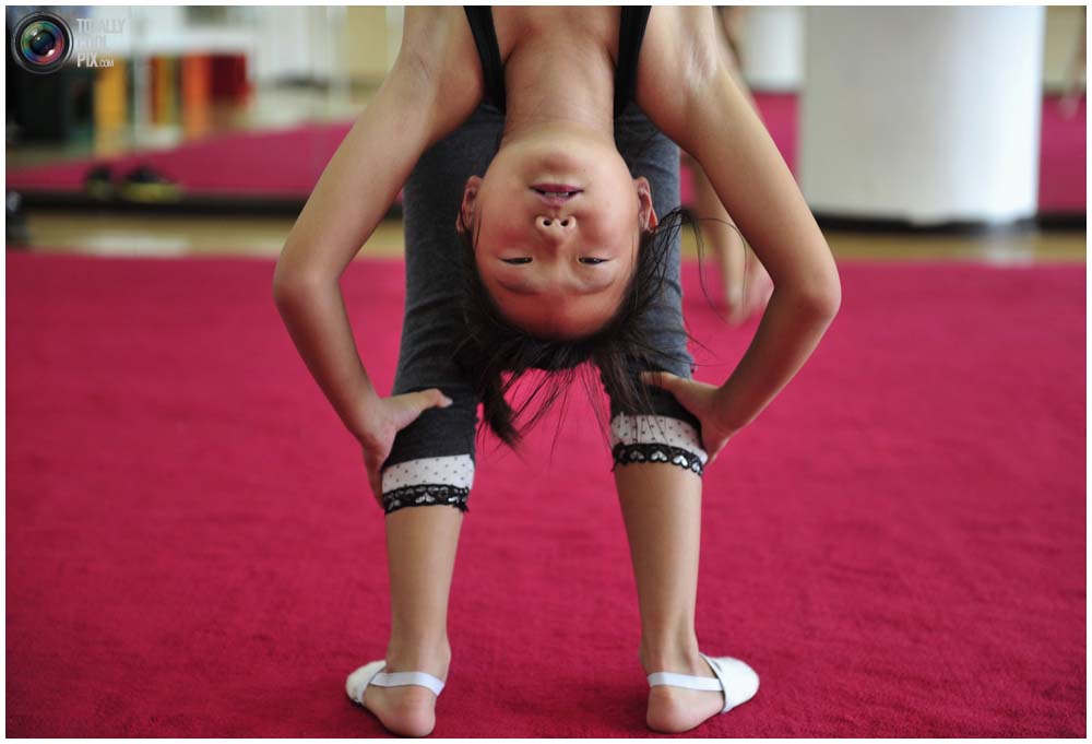 Девочка в гимнастическом классе рекреационного центра в Шэньяне, провинция Ляонин, 12 сентября 2010 года. По выходным здесь тренируется более 30 детей в возрасте от 6 до 14 лет. (REUTERS/Sheng Li)