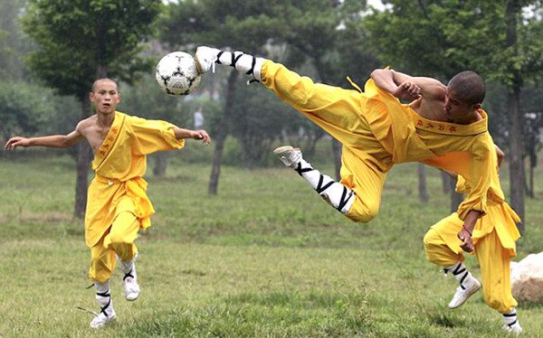 Монахи Шаолиня играют в футбол